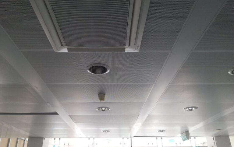 Kazetový topně-chladící stropní podhled