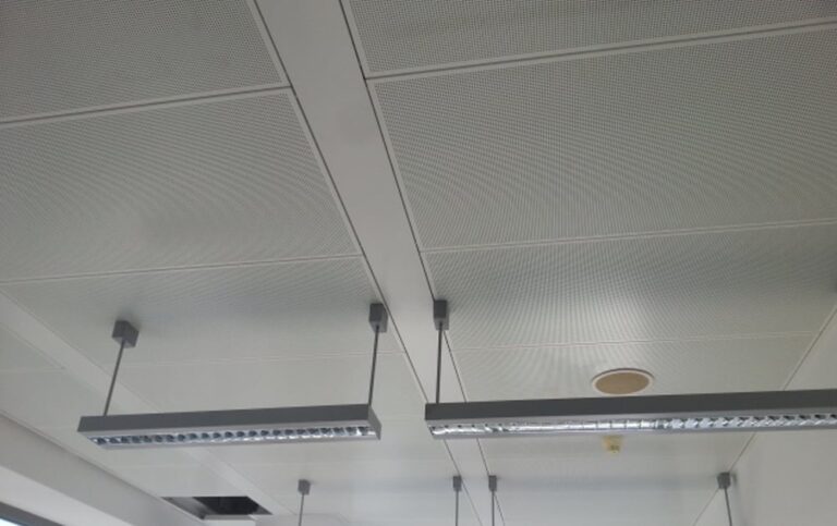 Kazetový topně-chladící stropní podhled