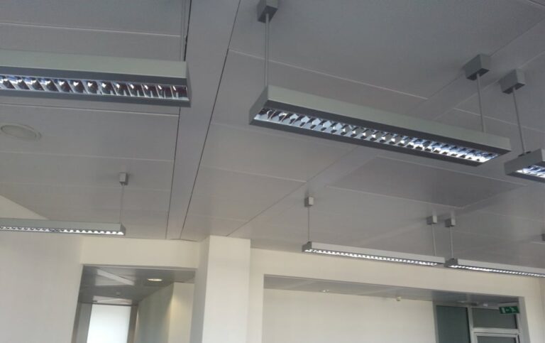 Kazetový topně-chladící stropní podhled