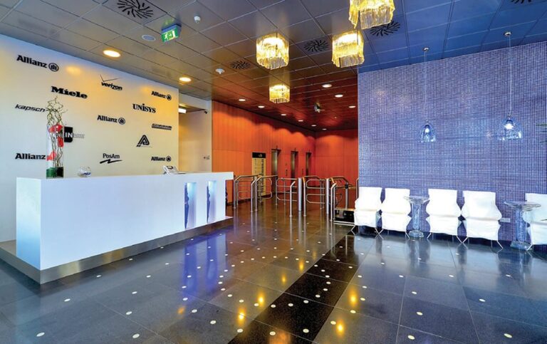 Praha 8 administrativní budova - dveřní clona, rekuperace, tepelné čerpadlo