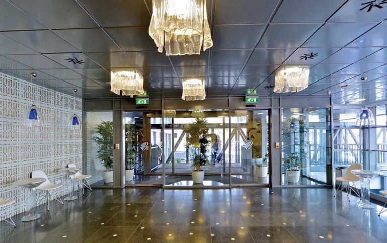 Praha 8 administrativní budova - dveřní clona, rekuperace, tepelné čerpadlo