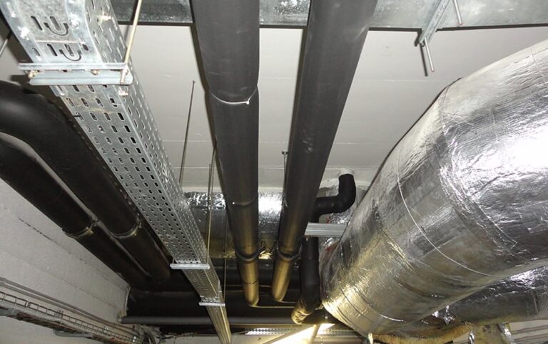 Praha 8 administrativní budova - dveřní clona, rekuperace, tepelné čerpadlo