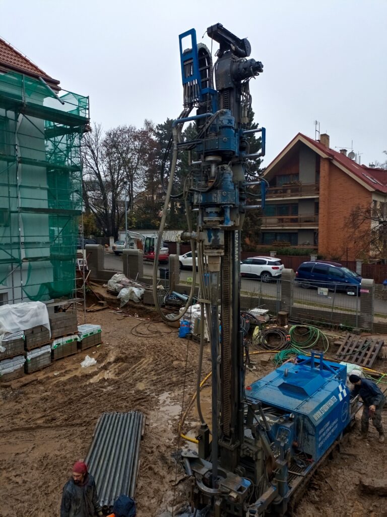 2023 Dejvice - geotermální vrt a čerpadlo