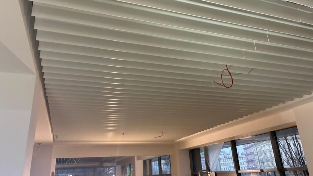 Topně chladicí stropTopně chladicí strop