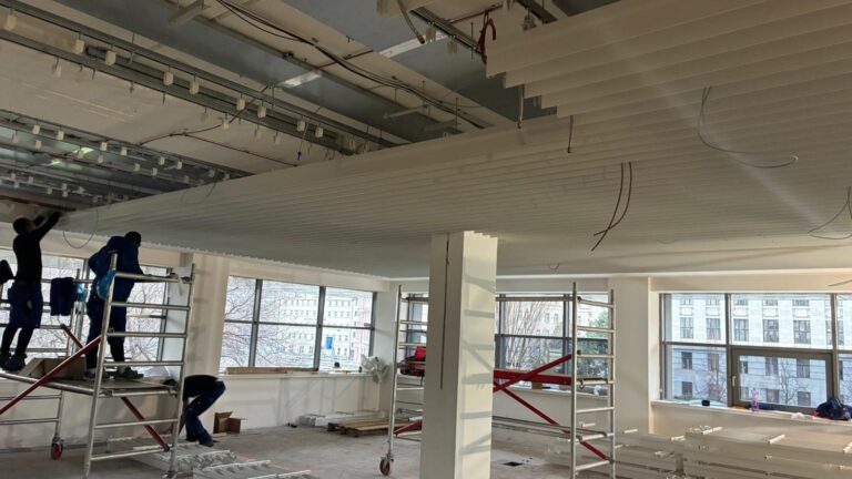 Topně chladicí strop